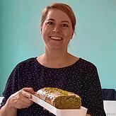 Verena Peter vom Café Stadtkind im Paradies zeigt den veganen Pistazien-Spinat-Kuchen