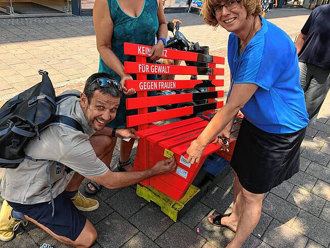 Bürgermeisterin Ute Seifried und Marcel Da Rin, Leiter der Singener Kriminalprävention, freuen sich über den farbenfrohen Zuwachs in der ...