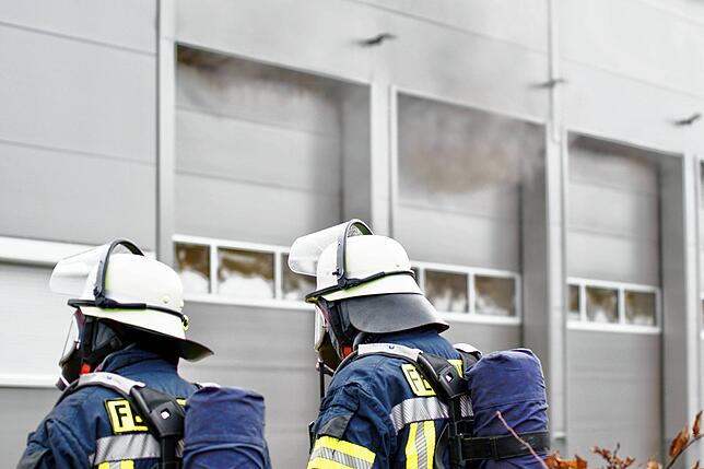 Feuerwehreinsatz an einer Lagerhalle an der Raiffeisenstraße am letzten Tag des Jahres 2023.