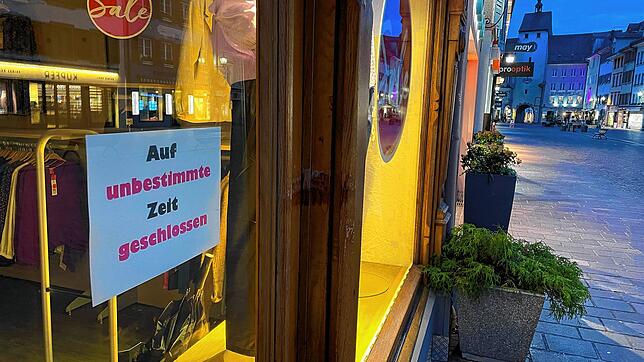 Dieses Schild hängt derzeit am Modegeschäft &bdquo;Maja&ldquo;. Das Ladengeschäft in der Kaiserstraße ist nur eine von sechs Filialen, ...