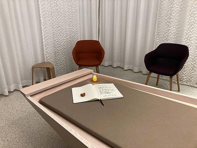 Blick in den Abschiedsraum für Familien.