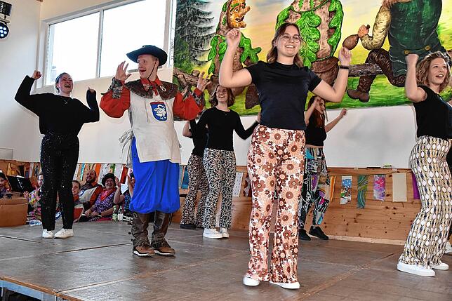 Bild 15: Honstetter Narren feiern Rosenmontag mit buntem Programm