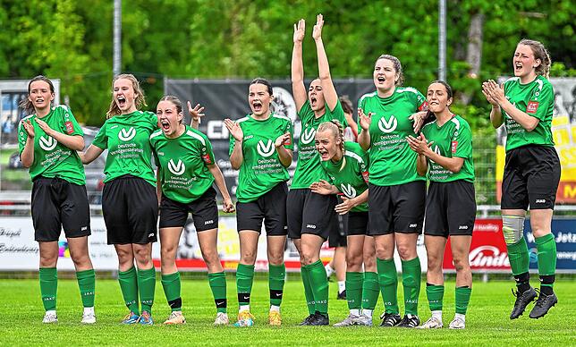 Geschafft: Beim Elfmeterschießen im Finale um den Rothaus-Bezirkspokal entwich die Anspannung beim SV Waldhaus.