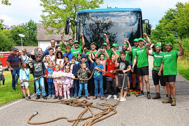 Groß ist der Jubel nach der gelungenen Wette der Tauziehfreunde Unterkirnach. Gemeinsam mit den Sportlern freuen sich die Kinder der ...