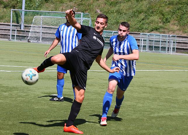 Sieg in der Verlängerung: Silvio Fratamico (vorn) traf für die Spvgg. Brennet-Öflingen zum schmeichelhaften 2:1 nach Verlängerung im ...