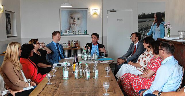 Austausch am großen Tisch: Manne Lucha (mitte) im Gespräch mit OB Simon Gröger (links daneben) und Landrat Zeno Danner (rechts daneben).