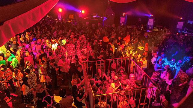 Party pur: Der große Hexenball in den Donauhallen zieht Jahr für Jahr überwiegend junges Fasnachts-Publikum an. Bild: Olaf Degenkolbe