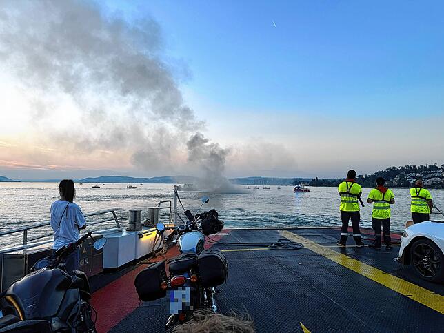 Das Personal und die Fahrgäste der Fähre blicken auf die Unglücksstelle auf dem Bodensee.