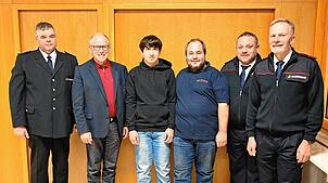 Ehrung und Neuaufnahme (von links): Thomas Werner (Gesamtkommandant), Bürgermeister Manfred Weber, Jens Leitner, Roland Leitner, Andreas ...