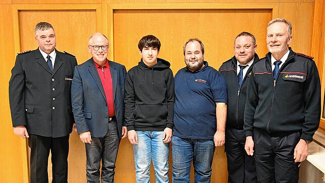 Ehrung und Neuaufnahme (von links): Thomas Werner (Gesamtkommandant), Bürgermeister Manfred Weber, Jens Leitner, Roland Leitner, Andreas ...