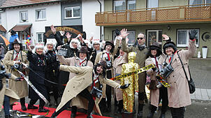 Das fröhlich-närrische Film-Team Rolli-Wood-Welschingen mit Bürgermeister Frank Harsch.