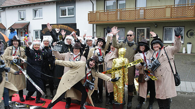 Das fröhlich-närrische Film-Team Rolli-Wood-Welschingen mit Bürgermeister Frank Harsch.