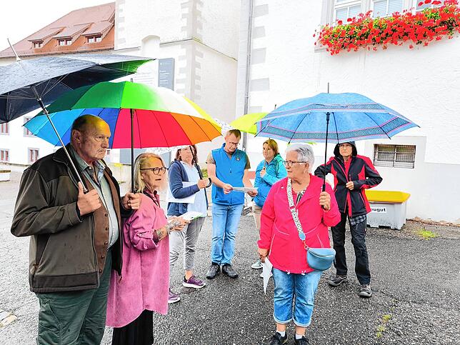 Norbert Sterk (von links), Angelika Massler-Honsel, Monika Bilger, Oliver Löble, Britta Gamp, Beatrice Leu und Christine Maria Schäfer ...