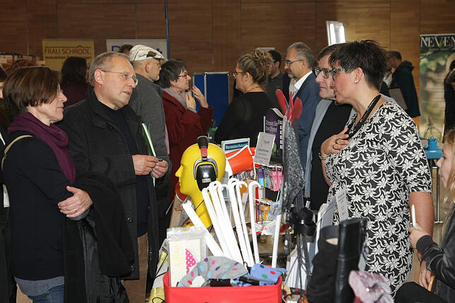 Eindrucksvolle Kommunikation von Ausstellern und Besuchern: Sich und seine Produkte präsentieren und miteinnader ins Gespräch kommen ist ...