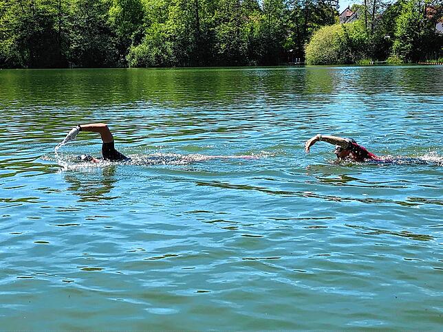 Baden ist an mehreren Badestellen am Illmensee möglich. Wie hier ist der Illmensee auch für Schwimmsportler ein Anziehungspunkt.