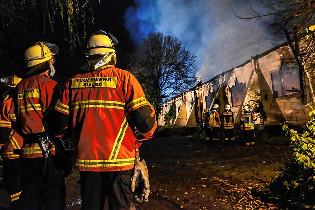 Feuerwehrleute vor dem, was von der Scheffelhalle übrig ist.