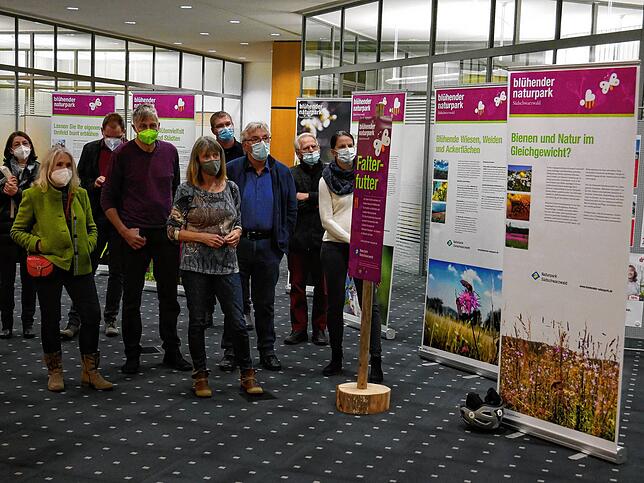 Kommunalpolitiker, Vertreter von Umweltorganisationen und interessierte Bürger waren zur Vernissage gekommen.