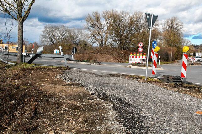 Die bisherige Streckenführung des Radweges erhält zur sichereren Querung der Kreisstraße bei der Einmündung in Richtung Villingen eine ...