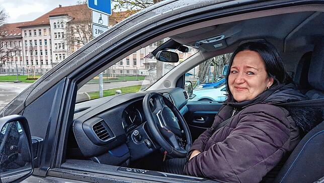 Julia Alvino hat heute einiges zu tun: Sie spielt Elterntaxi.