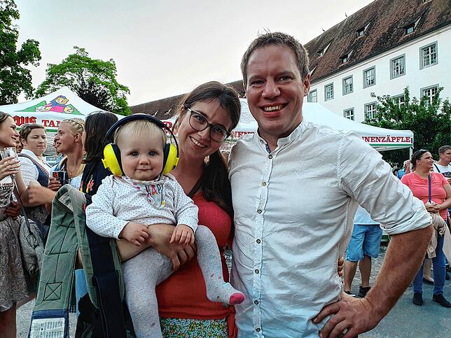 Für die neun Monate alte Laura ist es das erste Konzert in ihrem Leben. Die Eltern Tobias und Ann-Sophie Auer freuen sich, dass ihre ...