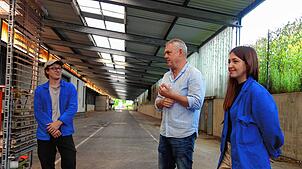 Stefan Feucht, Leiter der Kreiskulturamts, (Mitte) schätzt die Perspektive, die die Architekten Daniel Koller und Maria Covrig als ...