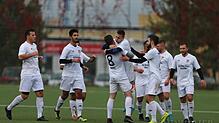 Der Tabellenzweite feiert. Die Spieler des TSV Konstanz freuen sich über den 2:0-Sieg über den FC Öhningen Gaienhofen im Verfolgerduell ...
