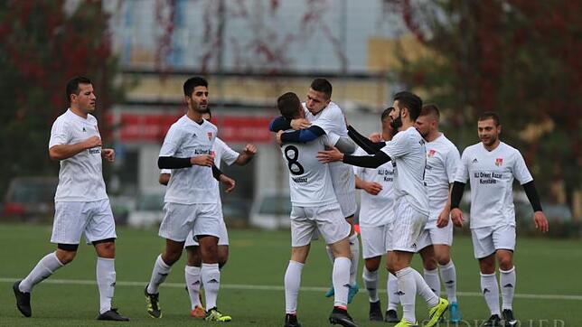 Der Tabellenzweite feiert. Die Spieler des TSV Konstanz freuen sich über den 2:0-Sieg über den FC Öhningen Gaienhofen im Verfolgerduell ...