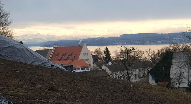 Bei guten Verhältnissen sieht man vom Gelände aus nicht nur auf die Altstadt, sondern auch auf das Alpenpanorama.