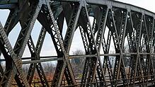 Die alte Eisenbahnbrücke steht momentan noch auf einem Gelände an der Argen.