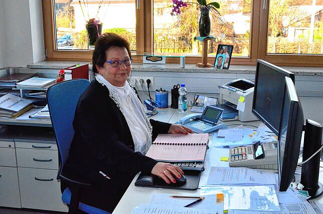 Trotz der digitalen Welt, es gibt ihn auch gedruckt: Die stellvertretende Kämmerin Karin Lütte hat den ersten doppischen Haushalt für ...