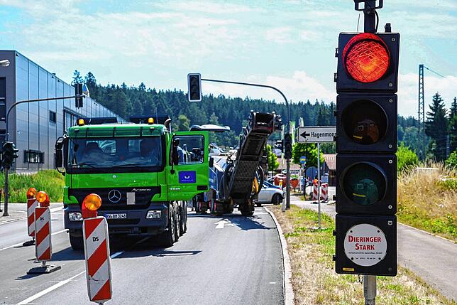 Verkehrsteilnehmer sahen in den vergangenen Monaten häufig rot auf der Bundesstraße. Wegen der Sanierung der Fahrbahndecke war die ...