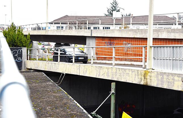 Blick auf die große Stadtbrücke in der Vockenhauser Straße, unten die Auffahrt. Hier steht im nächsten Frühjahr die Hauptuntersuchung an.