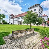 Das Schloss Meßkirch, auch Schloss der Grafen von Zimmern oder kurz Zimmernschloss genannt, befindet sich im Zentrum der Stadt.