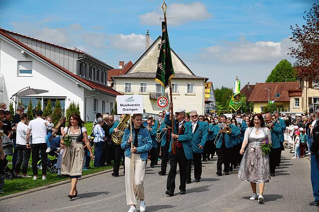 Bild 12: Gute Stimmung beim Jubiläumsumzug des Musikvereins Liggersdorf im Rahmen des Bezirksmusikfestes