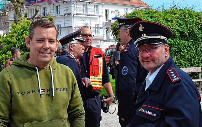 Überaus zufrieden mit der Leistung der Markdorfer Wehr zeigen sich Stadtrat Jens Neumann und Feuwehrkommandant Tobias Lumb.