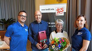 Zu Ehrenmitgliedern ernannte der TUS Böhringen seine langjährigen Übungsleiter Hubert Dilger und Gabi Franz, von links der Vorsitzende ...
