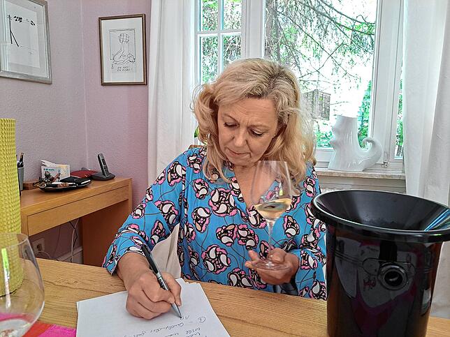 Sommelière Natalie Lumpp notiert ihre Beobachtungen zum Wein.