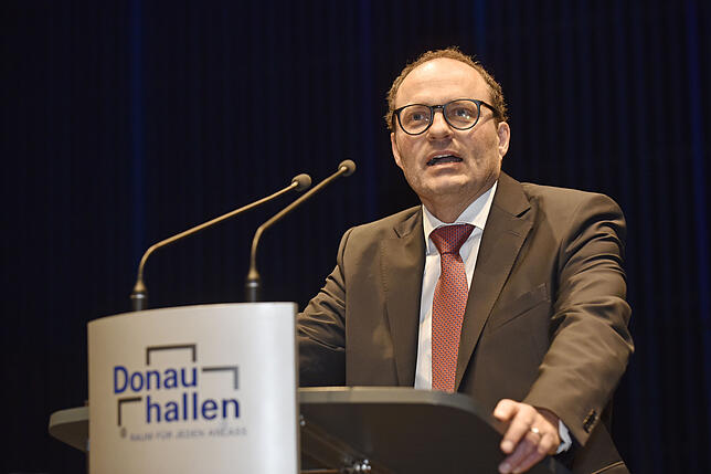 Im neuen Wirkungskreis: Severin Graf bei seiner Rede in den Donauhallen von Donaueschingen vor dem Gemeinderat.