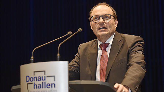 Im neuen Wirkungskreis: Severin Graf bei seiner Rede in den Donauhallen von Donaueschingen vor dem Gemeinderat.
