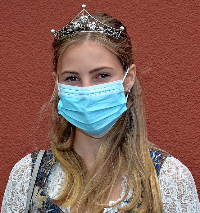 Wo es geboten ist, trägt auch Bodenseeweinprinzessin Lea Saible bei ihren Terminen einen Mund- und Nasenschutz. Sie bleibt aufgrund der ...