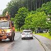 Der Blitzeranhänger steht rechts zwischen Mülltonnen in Mühlingen-Zoznegg. Hier hatten Anwohner schon Fahrzeuge an der Straße geparkt, ...