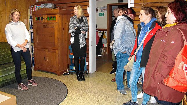 Marion Schweighöfer (links), Leiterin der Kita St. Franziskus in Singen, zeigt den Eltern bei der Hauptversammlung des GEB Kita ihren ...