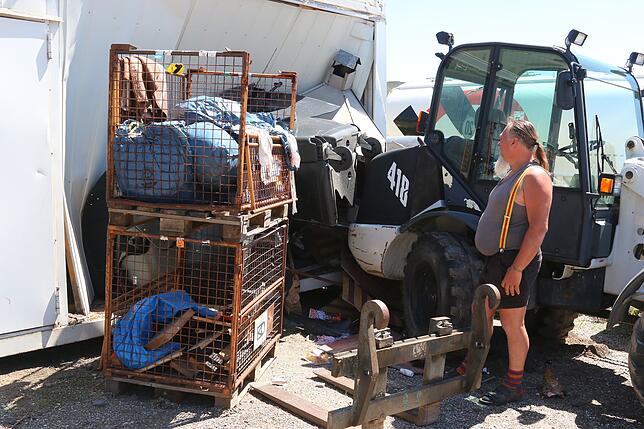 Das Heck des tonnenschweren Radladers hat sich in den Sandstrahlcontainer gebohrt und dazwischen einen Müllcontainer zerquetscht.