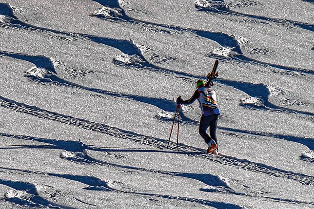 Hier sieht man den fleißigen Tiefschneefreund beim Hochstapfen mit den Skiern.