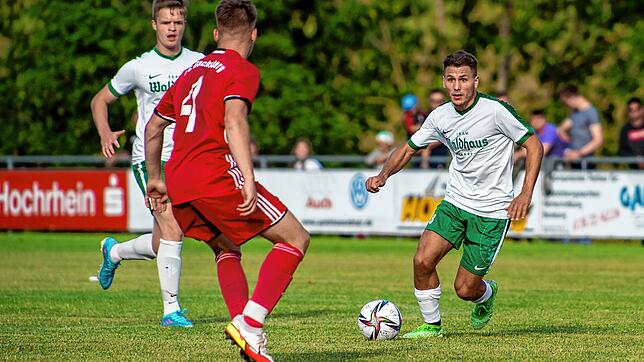 Auftaktsieg: Robin Bächle (rechts, hier gegen den FC Dachsberg) hatte mit seinen beiden Toren entscheidenden Anteil am 5:3-Heimsieg des ...