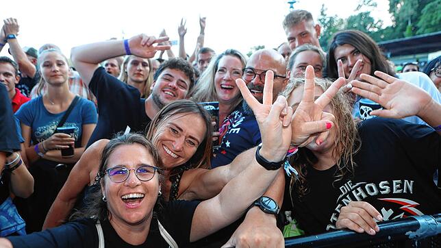 Bild 3: Die Toten Hosen geben sich in Konstanz die Ehre. Fotos aus dem ausverkauften Stadion