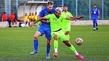 Adrian-Giorgian Dumitru (rechts) und der TSV Singen ließen dem Hegauer FV (Dominik Kaiser) keine Chance. Nach dieser Aktion musste der ...