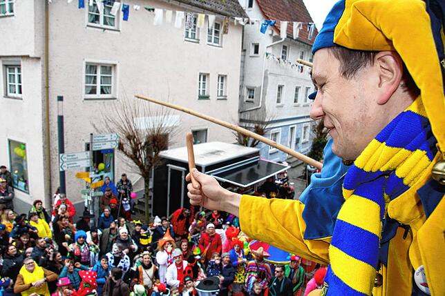Auch Petter Letzkopf (Matthias Zembrod) bringt die Würstchen unter das närrische Volk.