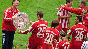 Louis van Gaal (l) prägte die Karriere von Thomas Müller entscheidend.