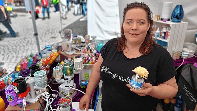 Nicole Spott von „Scentsy“ verkauft Duftlampen.